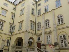 ホーフブルグ王宮の中にある博物館の一つで、スイス門をくぐって中庭のようになった場所に入口がありました。