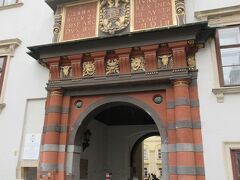ホフブルグ王宮の中でも比較的古い建物であるスイス宮に続く門がこちらで、赤茶色の門は規模はそれほど大きくはないのですが、その色合いと装飾の美しさからひときわ目を引いていました。