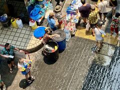 【2024年ソンクラーン】

いつの頃からか、（少なくともバンコクでは）ルールが厳格化され、MRTやBTS内またそれに付随する場所（駅構内やらスカイウォーク内）には、水を持ち込んだらダメという事が今は徹底されている模様。


写真：うわ...まだ早いなのに、既に路面はビショビショだぁ...