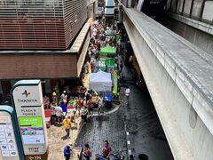 【2024年ソンクラーン】

若者や外国人が、無礼講で、治外法権のような大人の水鉄砲祭り...誰でも彼でも、水をぶっかける品の無いイベントに変わってしまっている...のは、ご存知の通り。

嫌だな...こういうの...俺は...


写真：タニヤ通りの入口...