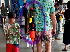 【2024年ソンクラーン】

そうか...タイの仏暦上の正月なのね...

ということは、一般的な１月１日の正月と中国の旧正月（タイは中華系文化が根付いている）と、更にこのソンクラーン（タイ仏暦正月）の、合計３回の正月が、この国にはある？（少なくとも一般的に民衆に認識されているっていう事!?）


写真：目の前を歩く水鉄砲持った欧米人親子。