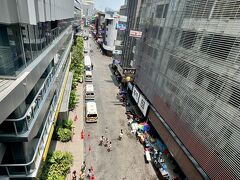 【2024年ソンクラーン】

インドのホーリー祭よりはマシなのだろうが、

一時期、スーツを着てようが（出勤途中だろうが）、PCを持っていようが、実際にカフェでPCを叩いているものに、問答無用でドバドバ水を掛ける輩が増えた事で、


写真：タニヤ通りは立ち入り禁止...なので、ガラガラ...