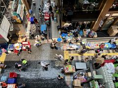 【2024年ソンクラーン】

無礼講で、知らない奴に大量の水を掛けられ、（自分の持ち物を）ぶっ壊されても、誰も責任は取りませんよ...取れませんよ...みたいな状況を許したら、そら折角の楽しい行事も、楽しめなくなってしまう人が増えるよねぇぇ...