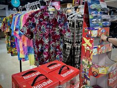 【2024年ソンクラーン】

なぜか、この時期、タイの人は「アロハシャツ」を着るんだそう...何故よ？

諸説あるそーだが、私が凄く理解し易かった説は、


...以下、タイの晩ごはん様の説...
「...この時期はタイではプアンマーライという花飾りを仏像に捧げる習慣がありますが、お正月であるソンクランにはより一層、華やかになります。そういうこともあってからか、タイでは昔から1年の始まりには花柄を着る習慣があったようで...つまり、ソンクランにあえてアロハシャツを着ているというよりも、花柄のシャツを追い求めていったら、アロハシャツに行き着いたということではないでしょうか...アロハシャツって花柄が多いですしね...」
---- --- --- ---

へぇ～
まあ、確かに、こういうのって、結構、現地の方に聞いても「知らな～い」って答えが多く、特にここ「マイペンラ～イ」の国では、実際に色々なタイ人に聞いたとしても、いろいろな事をいう人が多いだろうし、一番多い答えは「知らな～い、皆んながやっているから私も真似してる～」みたいな答えが多い気がする...