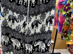 【2024年ソンクラーン】

まあ、そもそもソンクラーンて何よ？


...以下、wiki...
「...ソンクラーンとは、タイ王国における旧正月のことであり、チャントラカティ（タイの旧暦）の新年である...太陽の軌道が12ヶ月の周期を終え、新たに白羊宮（おひつじ座）に入る時期を祝う伝統行事の事...もともとは、仏像や仏塔、さらに年長者などの手に水を掛けてお清めをするという伝統的な風習が受け継がれて来たソンクラーン...一年で最も気温の上がる季節の、暑さしのぎとしても親しまれてきました...」

んだそう。


写真：この象さんズボンは、今年から中国製品の輸入が禁止され、国内生産しかダメよ...という事になったらしい。象さんが逆さまになっているものは、全部中国製という情報あり...笑）