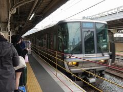 　１５分毎に大阪へ向かう新快速のうち、１日６往復のみ、１両だけ指定席が連結されています。不慣れな人が分かるはずもなく、並ぶ必要はないはずの乗車口に、長い列ができていました。