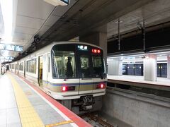 　大阪駅地下ホームに到着。建設時は「うめきた新駅」と通称されていたホームで、従来の大阪駅と直結したことから、大阪駅の一部という扱いになりました。
　将来的には難波、天王寺方面へ直結する「なにわ筋線」も発着する計画。大阪駅周辺のＪＲ路線網は、変革の時を迎えています。
