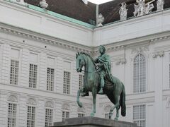 【ヨーゼフ広場】の中央に置かれていたのがこちらの像です。【ヨーゼフ２世像】とのことで、【ヘンデルプラッツ】のプリンツオイゲン公などの躍動感あふれる武人の像と比べると、やはり少し大人しい雰囲気の騎馬像でした。 