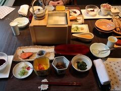 北海道旅行5日目最終日は滝乃家さんの朝食で始まります。
豪華です。
湯豆腐が嬉しい。