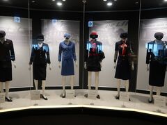 エアポートヒストリーミュージアムも興味深いです。
飛行機の模型やJALの客室乗務員の歴代制服の展示がありました。