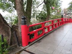 赤い橋渡って、