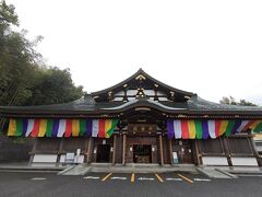 自動車祈祷殿
空いています
08：00の祈願です

御祈祷していただきますと駐車場に駐車できますので駐車スペースへ移動後本殿祈願受付へ向かいます
