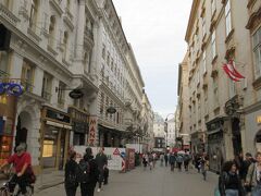 ウィーンの目抜き通りの一つであるコールマルクト通り。ここからミノリテン教会方面に向かいます。