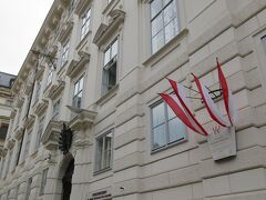 歴史建築にはオーストリアの国旗が写真のように壁面に掲げてあるので、すぐにそれと分かります。