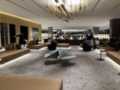 金曜日放課後、羽田へ。子供たちは初めてのT2。子供達と一緒にT2のビジネスラウンジへ。こちらは私も初めて。スイートも広いけど、ビジネスはもっと広い。