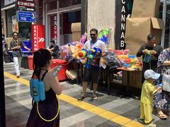 いざ、戦闘へ！BTSに乗ってシーロムまで足をのばした。水鉄砲は持ち込みOKだけど、水を抜かなくてはいけない。水が有料と聞いてばっちり水を入れていった私たちは悲しくもここで捨てることに。BTSは１日乗り放題券を買ったほうが安そうということで購入。4-5回乗れば元を取れる感じなのと、一定の金額からクレカが使え、いちいちキャッシュでチケットを買わなくて済むので楽。

気温は恐らくこの間のインドと同じくらいなんだろうけど、湿気がある分暑い！氷の入った水をかけられて気持ちいい。しかし、水は一回補給５－１０バーツするので、あまり思い切り撃てない。物足りない。