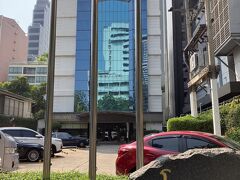 水かけの後、プロムポンのホテルにチェックイン。駅から歩いて５分くらい。St.James Hotel。思ったよりも立派だった。