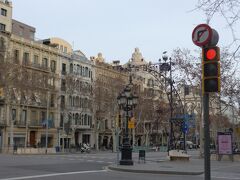 グラシア通りの歩行者信号と街並み風景