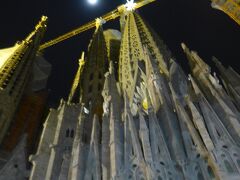 【デジカメ撮影】
建設が続くサグラダ・ファミリア星と月