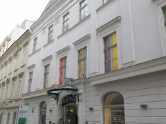 ウィーンの目抜き通りの一つである【ケルントナー通り】から西に少し入った裏通りにあるこちらの【ユダヤ博物館】にも立ち寄りました。入り口には何組からの観光客が行列を作っていましたし、知名度はそれなりにある博物館のようでした。中の展示はウィーンにおけるユダヤ人の歴史に関するパネルがメインで、オーストリアという国もナチスドイツに併合されるなど複雑な歴史をたどって来たことから、相当事前勉強しておかないと理解するのに困難を伴う内容でした。