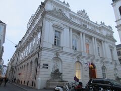 【イエズス教会】の入口角地にある立派な建物を見つけて足を止めました。第二層正面のコリント式装飾の施された6本の円柱や、壁面を飾る漆喰装飾など、とても見応えのある建物でした。【オーストリア科学アカデミー】が利用している建物であり、外部見学のみでしたが、ウィーン・オーストリア帝国時代の華やかな雰囲気が十分に感じられました。 