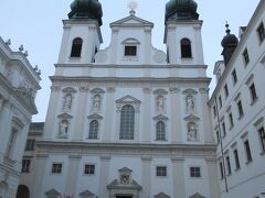 【シュテファン大聖堂】からウィーンミッテ方向に散策して、オーストリア科学アカデミーの脇の道に入ると見えて来たのがこちらの教会です。