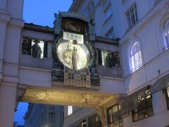ウィーン旧市街のHohermarktの辺りを散策していた際、二つの建物をつなぐ渡り廊下の壁面を利用したこちらの【アンカー時計】を見学しました。