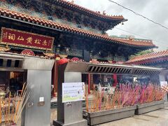 まずは本堂でお参り