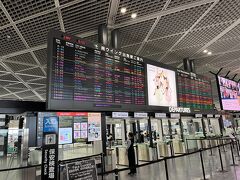 5月2日（木）8:00です。

成田空港9時55分発、仁川空港12時25分着のエアージャパンNQ21便を予約しておりました。

成田空港第1ターミナル南ウィングにて、荷物を預けさせていただき、チェックインを済ませました。

なお、今回帰りもエアージャパンを利用しましたが、往復で1人65,050円でした。
