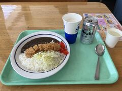 ランチは田代エリアのアリエスかでカツカレーをいきましょう。ゴーゴーカレー監修の金沢カレー。ですが、なかなかいいお値段なのが……。缶ビールが1本７００円というのもねえ
