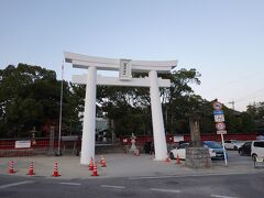 唐津神社は、JR唐津駅から北へ500メートルほどの場所にあります。大きな真っ白い鳥居が印象に残りました。