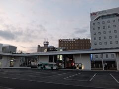 秋吉台からバスに揺られて終点新山口駅に到着。新幹線の駅前とあってホテルが立ち並ぶ都会。