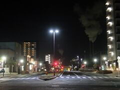 宇部といえばやはり工業都市のイメージ。海の方まで行けば工場夜景が見えるのでしょう。駅前からは煙を吐く煙突がいくつか見えました。
写真右端に写るABホテルで1泊。