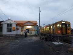 終点雀田で支線から本線に乗り換え。かわいい駅舎。
