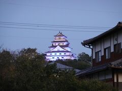 日が落ちてあたりが暗くなると、ライトアップされた唐津城の姿を見ることが出来ました。