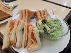 駒場東大前がちょうど昼食時刻だったから、東大生が食べるお得なランチを期待したんだけど、駅前には飲食店がほとんどありませんでした。
これは焼目がついていたけど、冷えてたしちょっと残念。
ボリュームはありますけどね。

駅前にほとんどお店がないけど東大生は学食で食べるのでしょうか？
以前ママ友に連れられて、東大内のフレンチに行ったことがあります。
彼女の息子は見事、こちらの学生になりました。
狙ってたんだな、その頃から。
