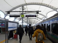 上の写真の、左が仙台空港で
右がJRの駅。
2階の歩道で、つながっていて
すぐに、JR仙台空港駅について
仙台行の電車で
約30分ほどで仙台駅に到着。

