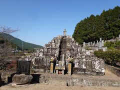 「陶工無縁塔」は江戸時代の陶工たちの無縁墓標を集めた供養塔です。880基ほどあるとされています。