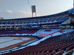 誰もいないマツダスタジアムを見学。試合のない日もこのように施設を開放しています。