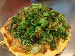 歩いて３０分ほどで広島お好み村に。こちらの将ちゃんにてお好み焼きを食べました。