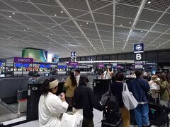 　2024年4月16日、19:24成田空港第一ターミナル駅に到着。
飛行機は、22:10発台北行きのピーチエア(MM627)で、19:40にチェックインカウンタ－(北側４階B)に到着。出発までは約2時間30分ありますが、LCCは預け荷物のトラブルで結構時間がかかります。なお国際線のチェックインは出発時刻の50分前までです。
　最近は日本人より外国人が多く、80～90％は外国人(多分台湾人)でした。