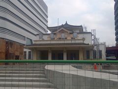 　2002年8月に移動させられた日本統治時代の旧高雄駅舎(1941年築の２代目高雄駅)は、「高雄鉄路地下化展示館」として2～3年前まではオープンしていましたが、現在は閉鎖されて少しですが再移動されたようです。
