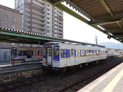 伊万里駅は小さな駅で、ホームには佐世保行きの1両編成の列車が停まっていました。MRの文字があり、第三セクターの松浦鉄道のようです。