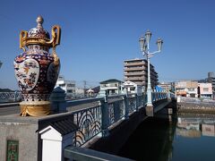 伊万里川に架かる橋の一つが「相生橋」です。親柱にはかなり大きな伊万里焼の陶磁器が設置されていました。