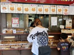 きゃーーーーー！！！
サーターアンダギーは三矢本舗で買うと決めていたの。
ここで出会えるなんて嬉しい。

プレーン、紅イモ、かぼちゃ ください^^
