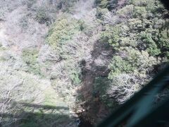 カーブしてトンネル。
そして出山の鉄橋。
あ、トラスと電車の影が映ってる。