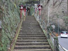 熊野神社が目の前。
あそこまでは登ってみよう。
と、その先も長い階段だったのでお参りはあきらめ。

