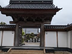 藤子不二雄Ａ先生の生家である光禅寺
山門正面にキャラクターの石像が並んでいます
