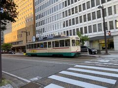 ホテルの前は市電桜橋駅。