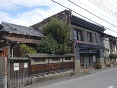 まずは駅北側の国道のさらに奥に並行している旧東海道にある内野家（旧内野醤油店）。
蔵造り風の町屋で和洋折衷。
